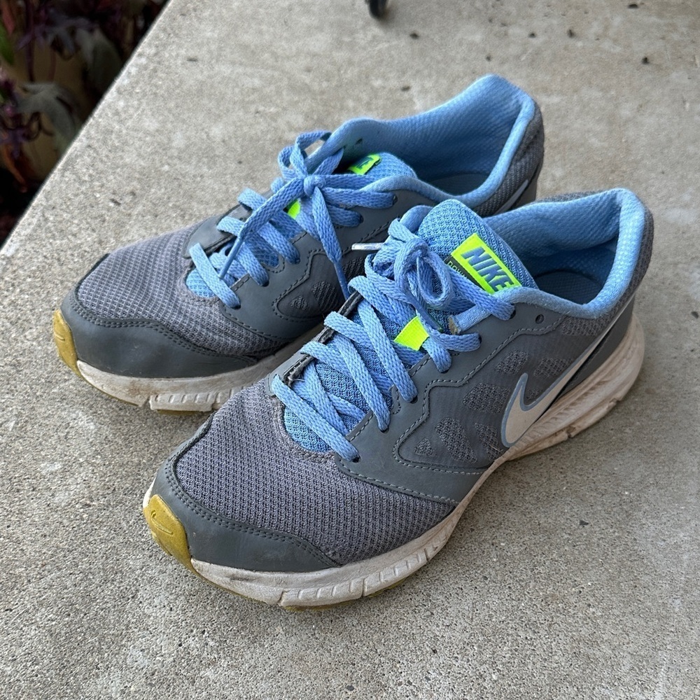 Nike downshifter 6 size 8 women’s.